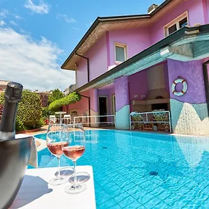 https://villa-azzurra-depandance.it-lombardy.com